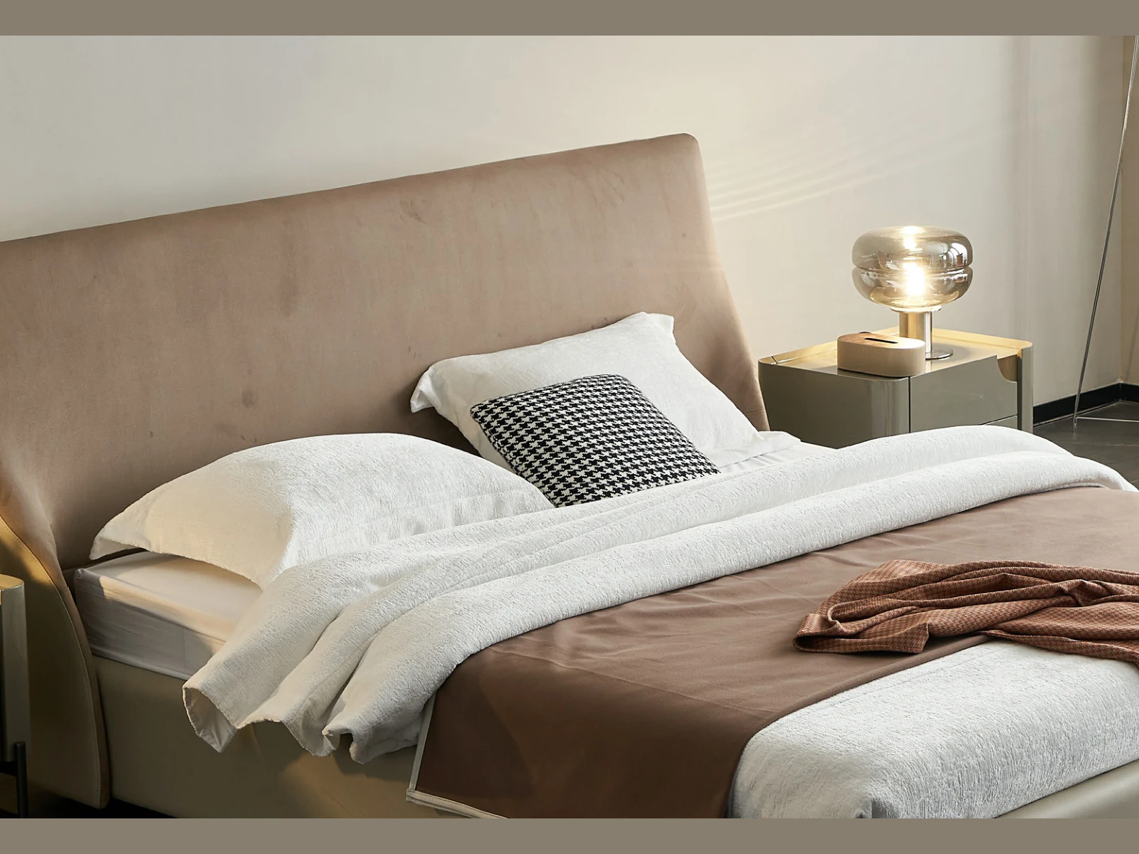 GC1827 Bed detail thumbnail